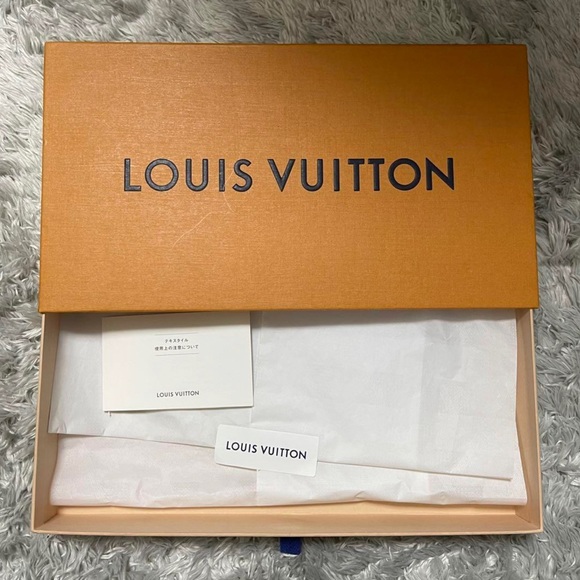 Authentic Louis Vuitton 3D LV Bandana Scarf - Picture 7 of 7